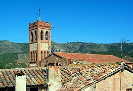 Paisaje urbano de Torrebaja (Valencia), con detalle de los últimos cuerpos de la torre-campanario (2012).