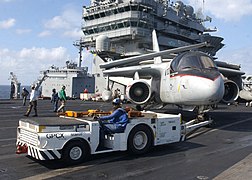 Trattore sposta un Viking sul ponte della USS Theodore Roosevelt