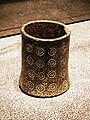 Декорированный каменный кубок из первой находки в Умм ан-Наре, Абу-Даби. Похожие кубки были найдены в других местах эпохи Умм ан-Нар на территории ОАЭ. Кубок экспонируется в Лувре Абу-Даби
