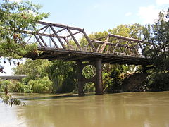 Wagga Wagga : ancien pont abandonné, nouveau pont en arrière-plan.