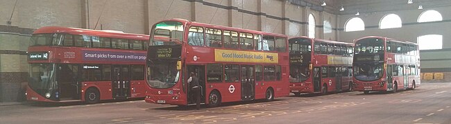 Abgestellte Busse in einem der Dimco Buildings an der White City Bus Station; den verschiedenen Betreibern der Buslinien sind bestimmte Kontingente an Abstellflächen in den Depotgebäuden zugeteilt (2014)[77]