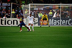 Thierry Henry, de dos, en duel avec Rio Ferdinand (en blanc)