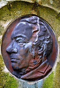 Terrakotta-Porträt-Medaillon am Grabstein des Erfinders auf dem hannoverschen Stadtfriedhof Engesohde