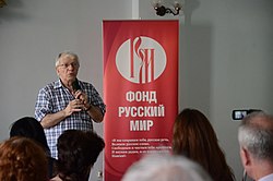 Alexandr Mirzajan během prezentace Nadace Russkij Mir