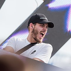 San Holo "cháy" hết mình tại một buổi biểu diễn vào năm 2016