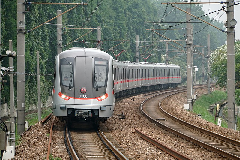 파일:20180526 上海地铁01A06型列车下行接近外环路站.jpg