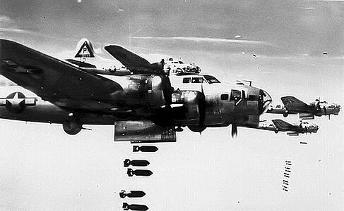 Des B-17 du 384th Bomb Group, volant au départ de l'aérodrome de Grafton Underwood, en Angleterre, lors d'un bombardement.