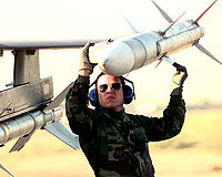 F-16の翼端部にあるレールランチャーへAIM-120を取り付ける作業