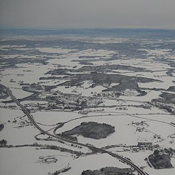 Tätorten Lindeberg sedd från luften. I förgrunden syns Europaväg 6.