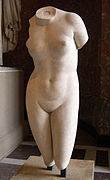 Torse du type de l'Aphrodite de Cnide. Copie romaine d'époque impériale, IIe siècle EC. Musée du Louvre. Original : 364-361[113]
