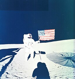 Alan Shepard és az Apollo–14 zászlaja