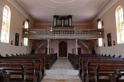 Vue intérieure de la nef vers la tribune d'orgue.