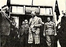 Ататюрк Пертек Халкевинде (1937) .jpg