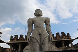 Статуя Бахубали в Шраванабелаголе