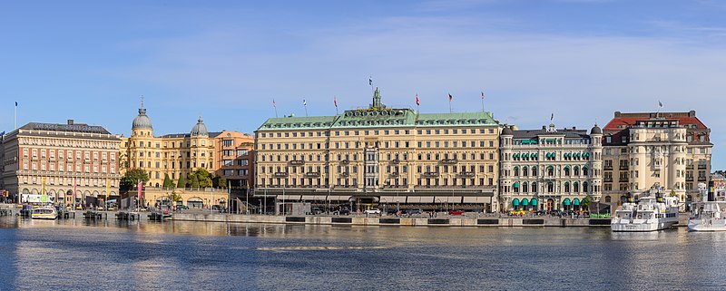 Södra Blaiseholmshamnen nummer 6-12 med Palmerska huset längst till vänster och Burmanska huset längst till höger.