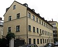 Langgestrecktes Vorstadthaus