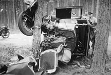 A car accident in Mecklenburg, Germany, in 1930 Bundesarchiv Bild 102-10248, Mecklenburg, Autoungluck.jpg