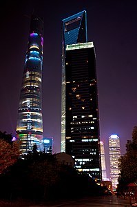 المركز بجانب برج شنغهاي في الليل.