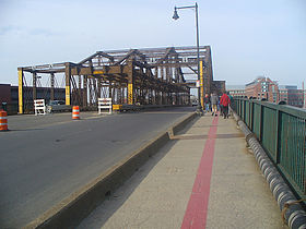 Vue du pont et de l'itinéraire rouge du Freedom Trail tracé sur le trottoir.