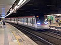 東鐵綫現代列車停靠旺角東站月台（2022年4月）