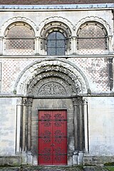 Décor roman dérivé de l'opus reticulatum, église Saint-Étienne de Beauvais, XIIe siècle.