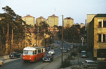 En trådbuss på linje 90 på Sköntorpsvägen, april 1964.