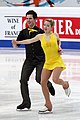 Els patinadors Stina Martini i Severin Kiefer amb la roba més usual per a cada membre de la parella (2011).