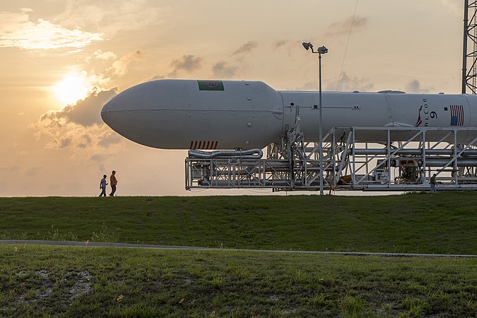 圖為SpaceX的獵鷹9 v1.1火箭正在推往卡納維拉爾角空軍基地40號航天發射複合體，攝於2015年4月26日。