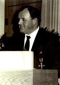Friedrich Wilhelm Schnitzler en 1983, ricevante la Federacian Merikrucon de Germanio