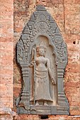 Gardienne du Temple Lolei (Angkor) (6969557243) .jpg