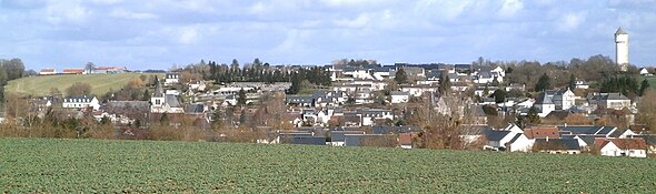 Vue panoramique d'un bourg s'étageant au flanc d'un coteau.