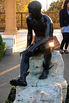 Statue en bronze de l'Hermès Assis, photographié de face