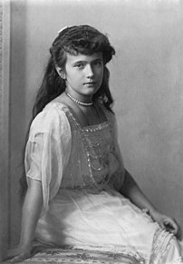 La grande-duchesse Anastasia Nikolaïevna de Russie, vers l'âge de 13 ans. (définition réelle 3 655 × 5 264)