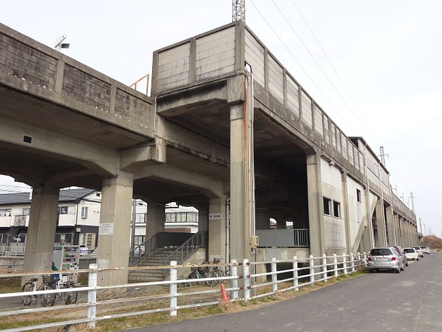 640px-Higashi-ishinden_Station_20120115.jpg