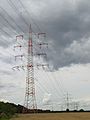 Vier 380-kV-Stromkreise in Tonnenmast-Anordnung, darunter zwei 220-kV-Kreise in Einebenenanordnung.