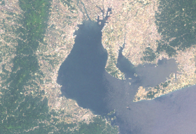 Залив Исе (слева) и залив Микава (справа) Спутниковая фотосъёмка 30 июня 2013 года