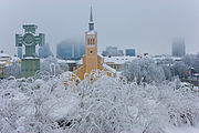 Kirkko kuvattuna talvella. Vasemmalla Viron vapaussodan muistomerkki.