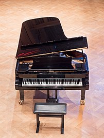Un piano à queue de marque Steinway & Sons. (définition réelle 3 888 × 5 184)