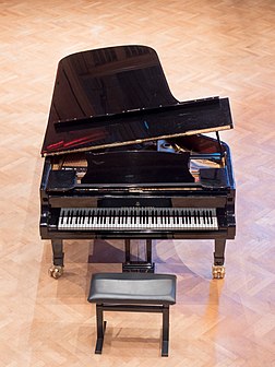 Un piano a cova de mârca Steinway & Sons. (veré dèfenicion 3 888 × 5 184*)