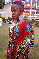 Meisje toont Kitengye uit West-Afrika in Oegandese stijl, 2015