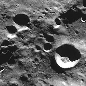 LRO-Aufnahme. Kuhn ist der etwas größere Krater oben links.