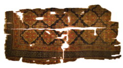 Frammento di tappeto dalla Moschea Eşrefoğlu, Beyşehir, Turchia. Periodo selgiuchide, XIII secolo.