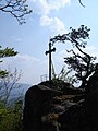 Gipfelkreuz auf dem Krzyżna Góra im Landeshuter Kamm, Polen