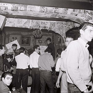 Vista de La Cueva en Avenida Pueyrredón de Buenos Aires, c. 1965–67.