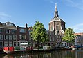 Leiden, de Marekerk met terras op boot in de gracht