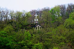 Das Minheimer Kreuz an einem Morgen im April.