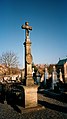 Croix du cimetière en grès jaune.