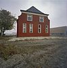 Boerderij bestaande uit afzonderlijke gebouwen die stal en schuur herbergen, en vrijstaand woonhuis onder schilddak aan de voorzijde afgewolfd is boven een geprofileerde lijst welke de voorgevel bekroont (Hofstede Helwijk)