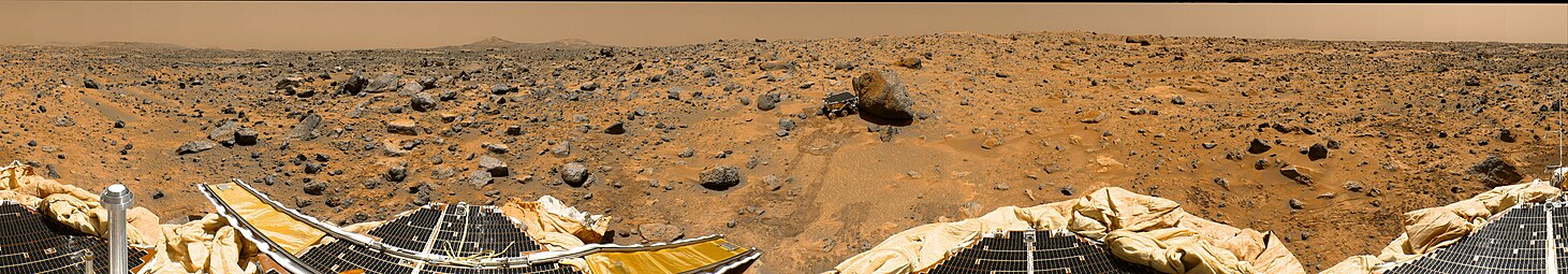 Панорамний вид на частину Ares Vallis; знімок виконаний космічним апаратом Mars Pathfinder