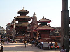 Zona del palazzo dei Malla a Lalitpur, con colonna e statua di re Yoga Narendra Malla.